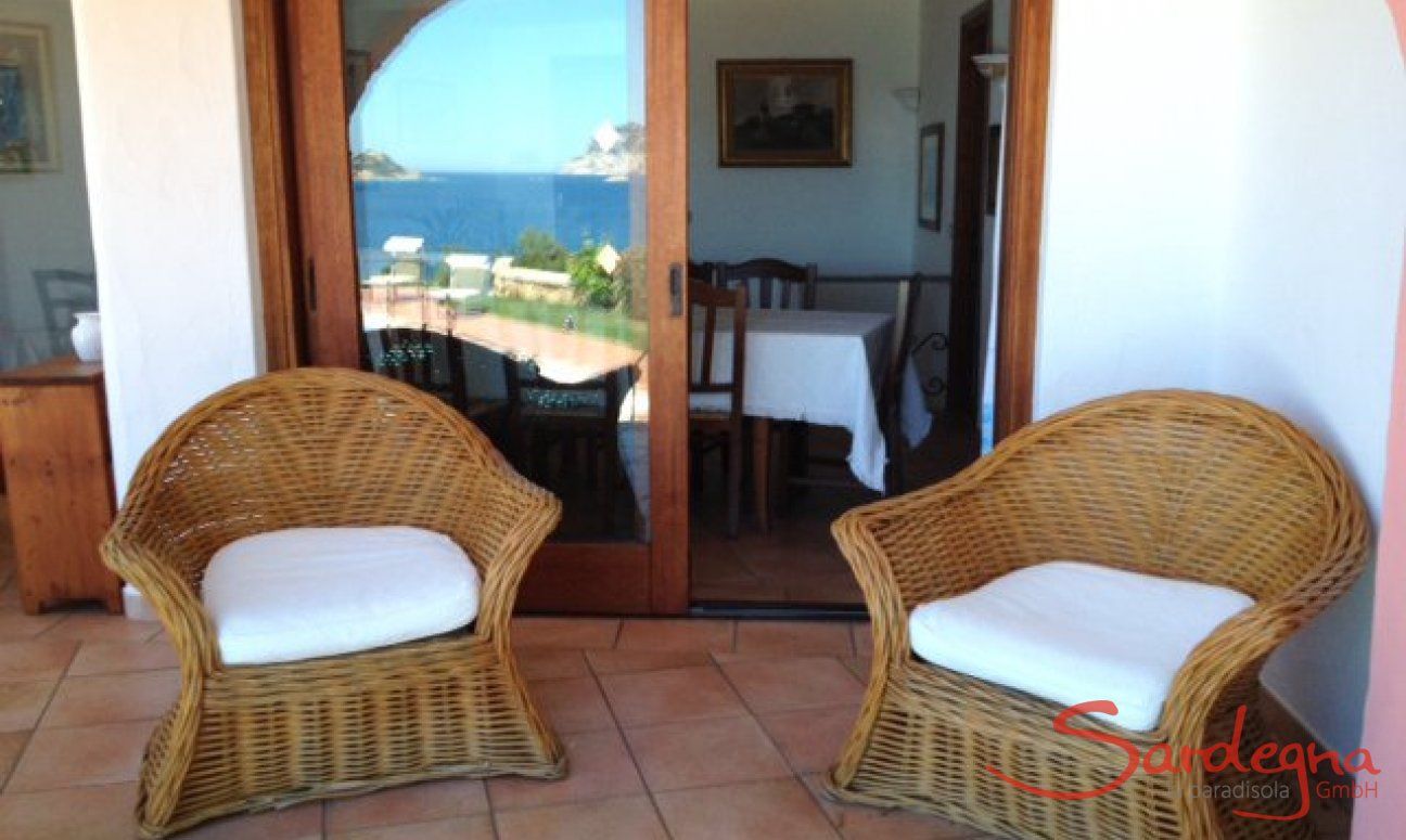 Villa Cala Ginepro | Relaxen auf der Terrasse Relaxen auf der hinteren Terrasse
