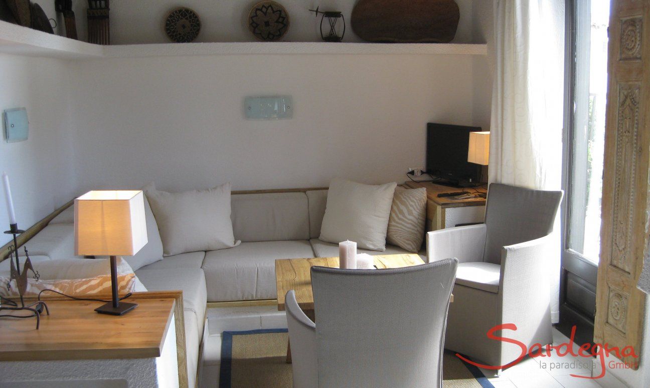 Villetta 3 | Wohnzimmer mit Zugang über die Terrasse zum Garten Wohnbereich mit Zugang zur Terrasse und dem Garten