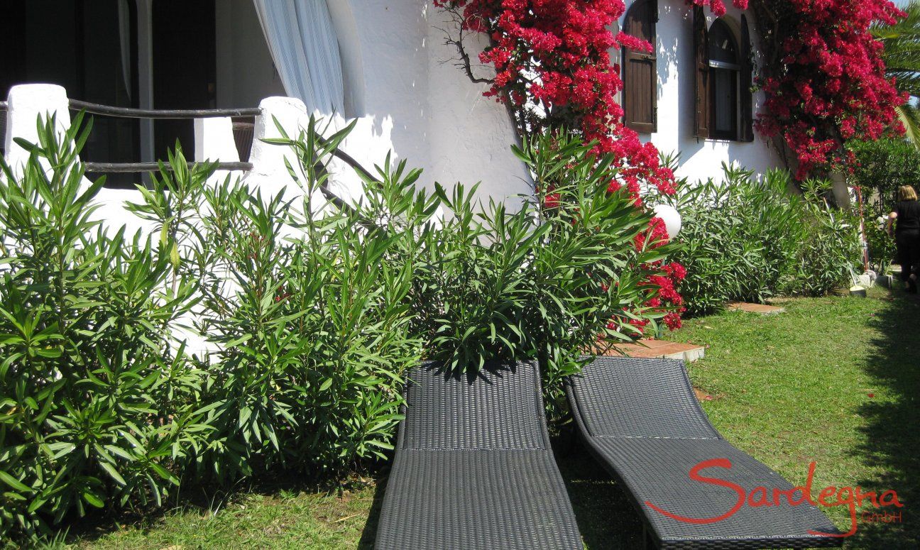 Villa ToreMari | Mediterraner Garten mit Sonnenliegen Mediterraner Garten mit Sonnenliegen