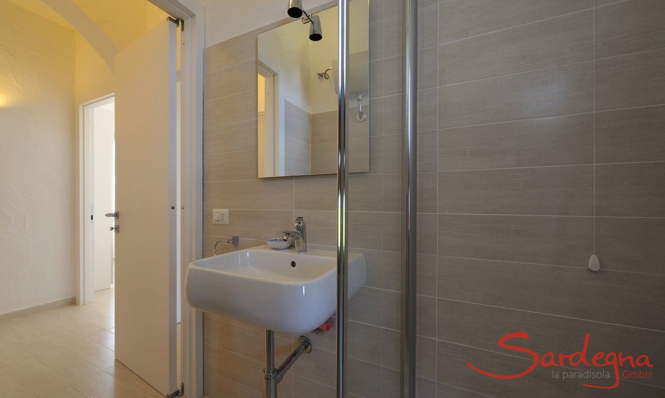 Villa ToreMari | Modernes Badezimmer 1 mit Dusche Modernes Badezimmer 1 mit Dusche