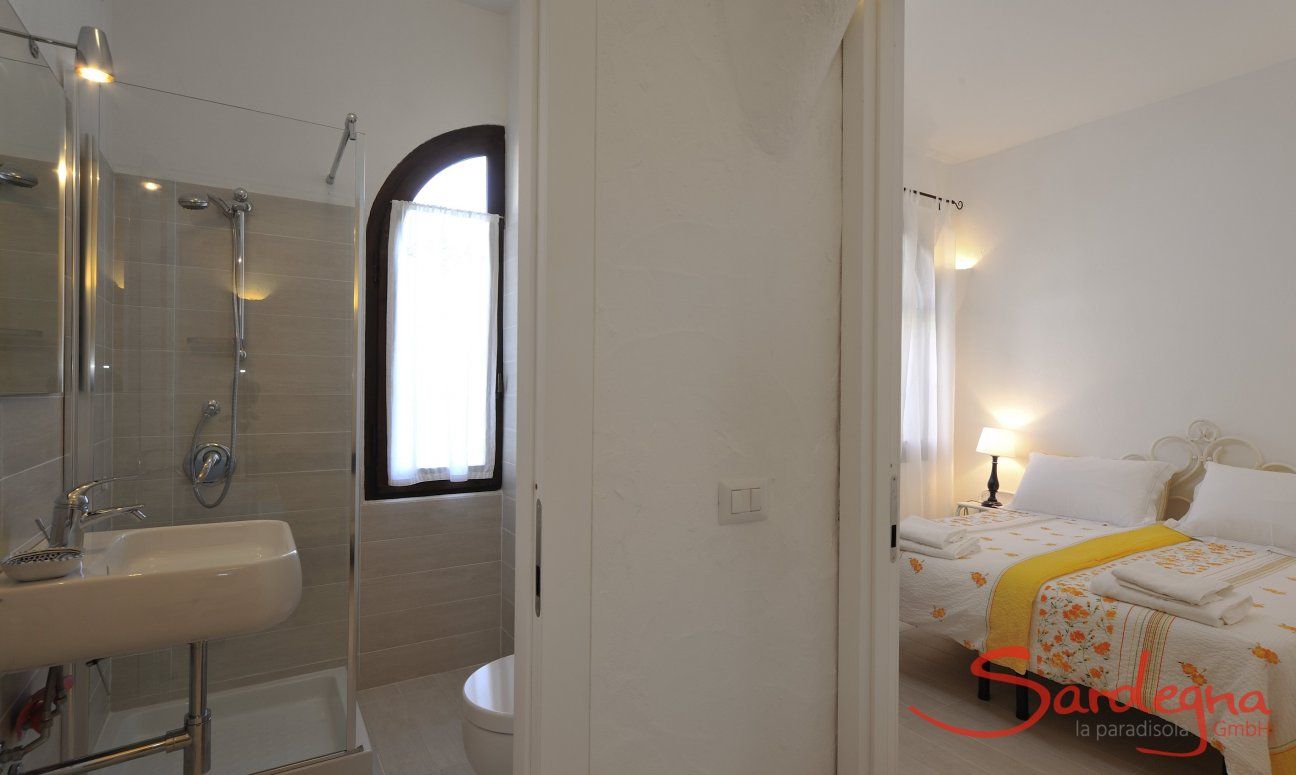 Villa ToreMari | Schlafzimmer 1 und modernes Badezimmer Schlafzimmer 1 und Badezimmer