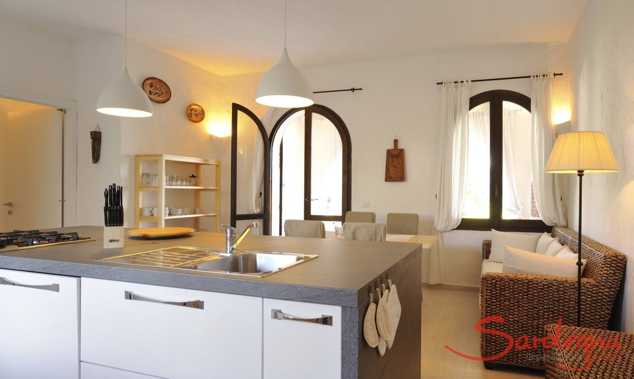 Villa ToreMari | Stilvolle Kochinsel im Wohnbereich mit Blick auf das Sofa Stilvolle Kochinsel im Wohnbereich mit Blick auf das Sofa