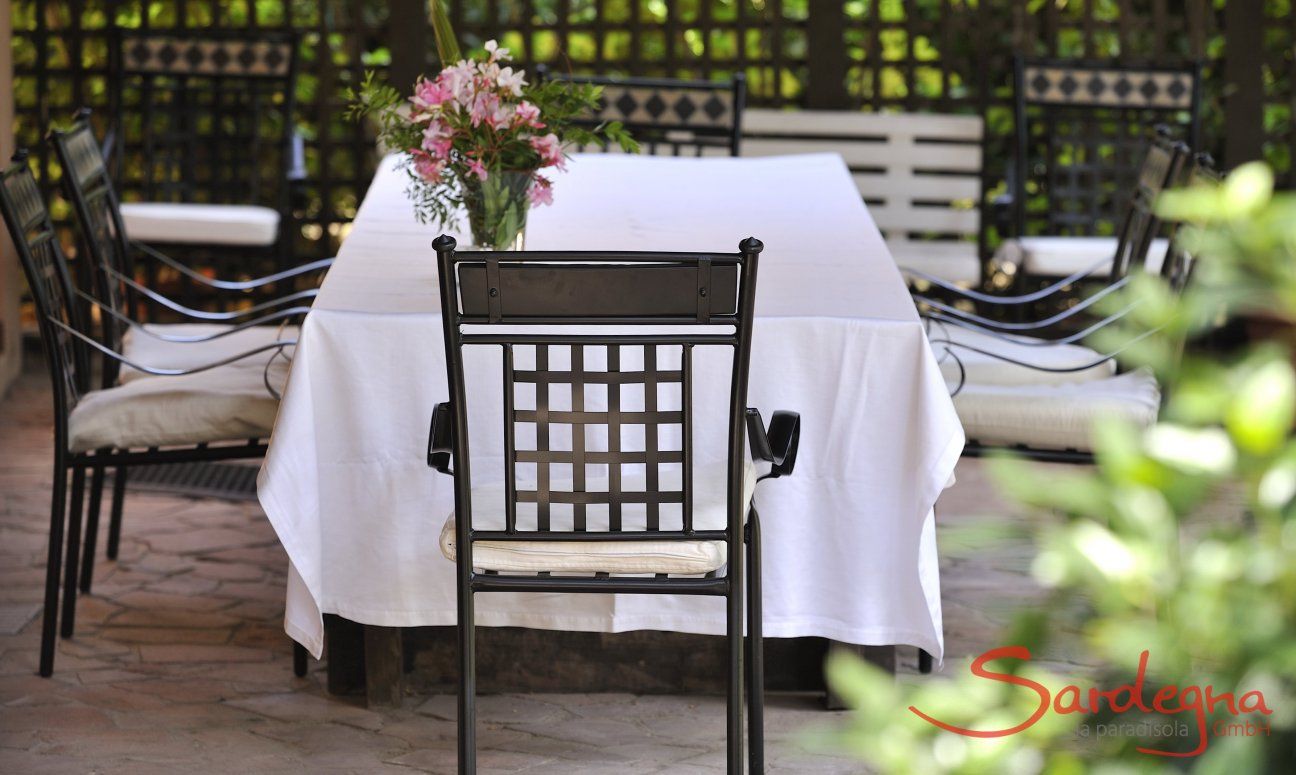 Villa Pino | Überdachte Terrasse mit Esstisch Terrasse mit Esstisch