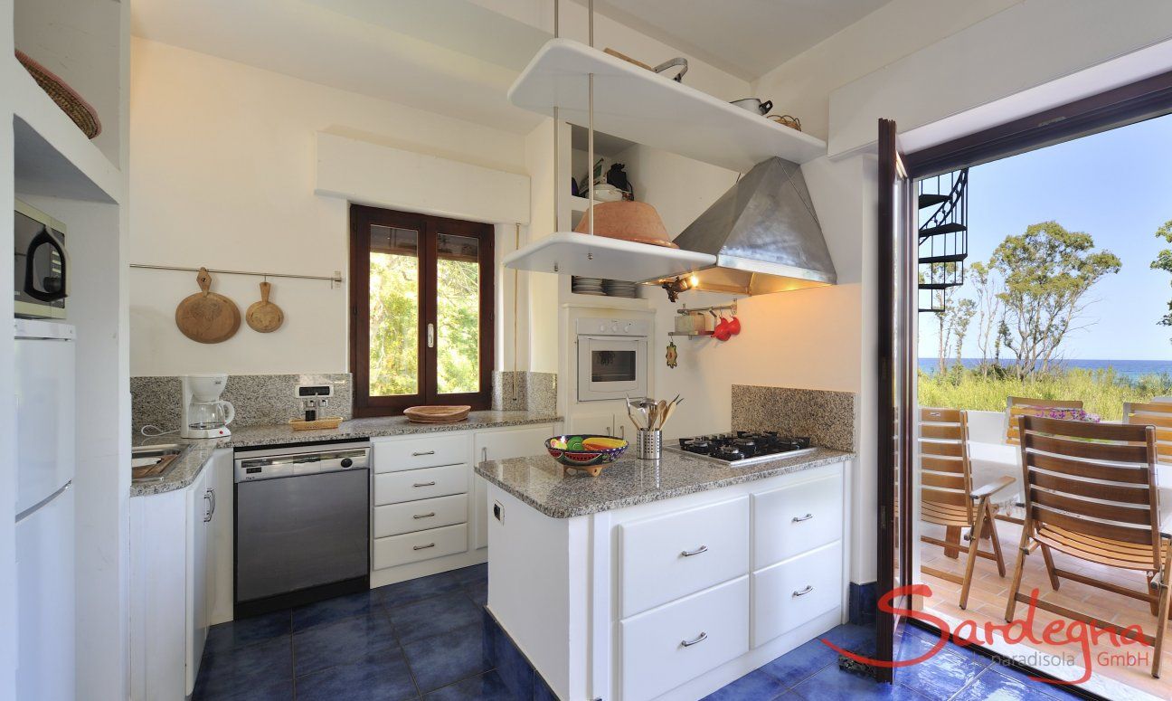 Apartment Orri 3 | Offene, moderne Küche mit großer Tür zur Terrasse Offene, moderne Küche