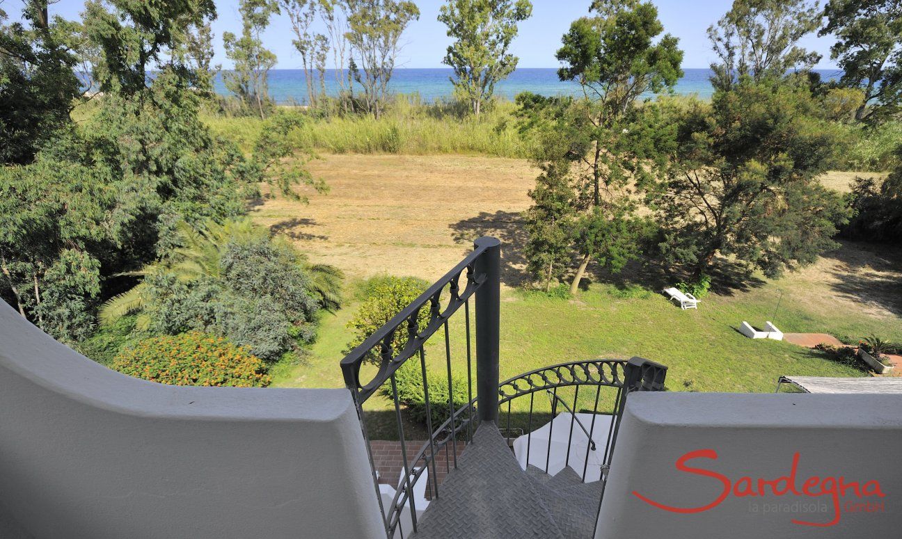 Apartment Orri 3 | Blick von der Terrasse über den Garten zum Meer Blick von der Terrasse über den Garten zum Meer