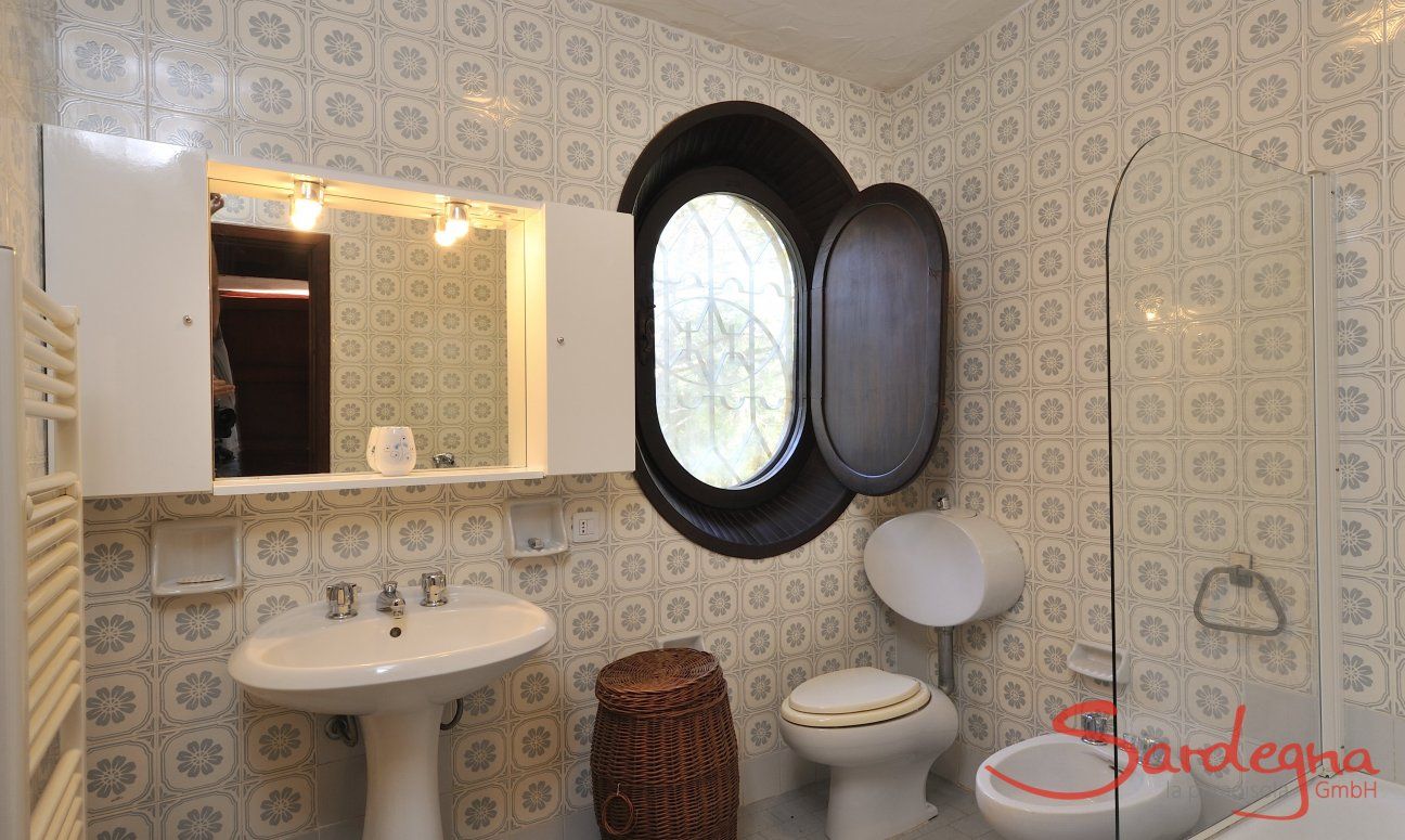 Villa Su Faru 1 | Bad 1 im ersten Stock mit Badewanne Bad 1 oben mit Badewanne
