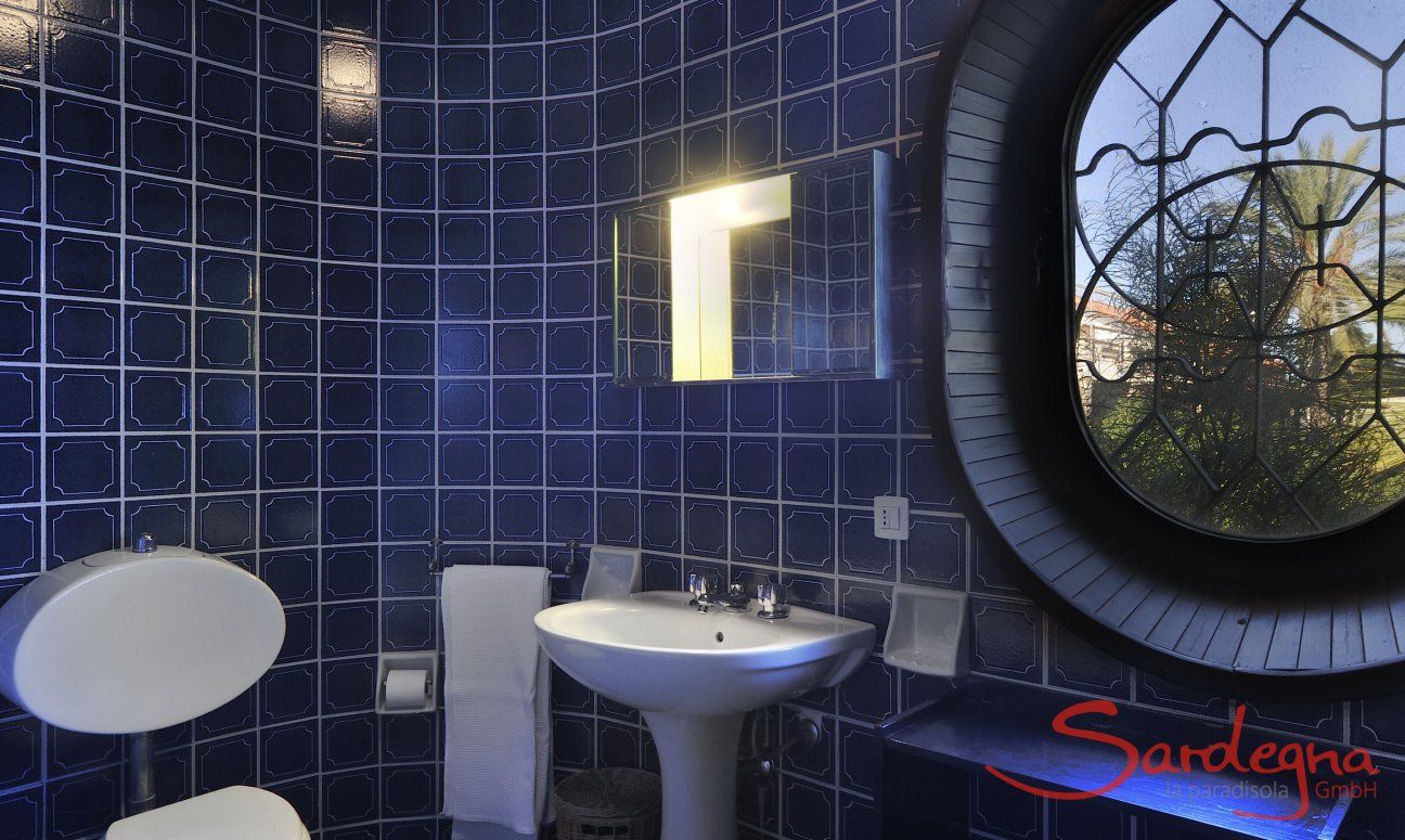 Villa Su Faru 1 | Bad 2 im ersten Stock mit Badewanne und Fenster mit Meerblick Bad 2 oben