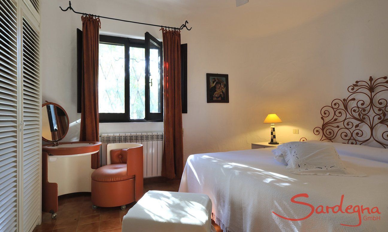Villa Su Faru 1 | Schlafzimmer 1 mit elegantem schmiedeisernen Bett und Schminkkomode aus den sechziger Jahren Schlafzimmer 1 elegantem schmiedeisernen Bett und Schminkkomode aus den 60gern