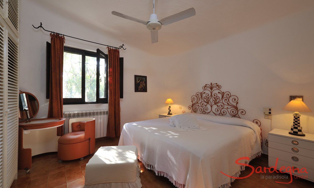 Villa Su Faru 1 | Schlafzimmer 1 im ersten Stock mit Doppelbett Schlafzimmer 1 oben mit Doppelbett