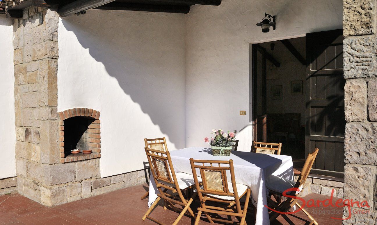 Casa Su Faru 4 | Überdachte Terrasse mit Esstisch Überdachte Terrasse mit Esstisch