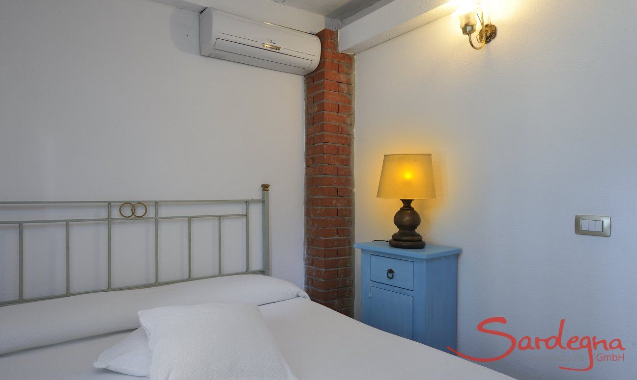 Villetta Pino | Schlafzimmer mit Ehebett und Klimaanlage Schlafzimmer