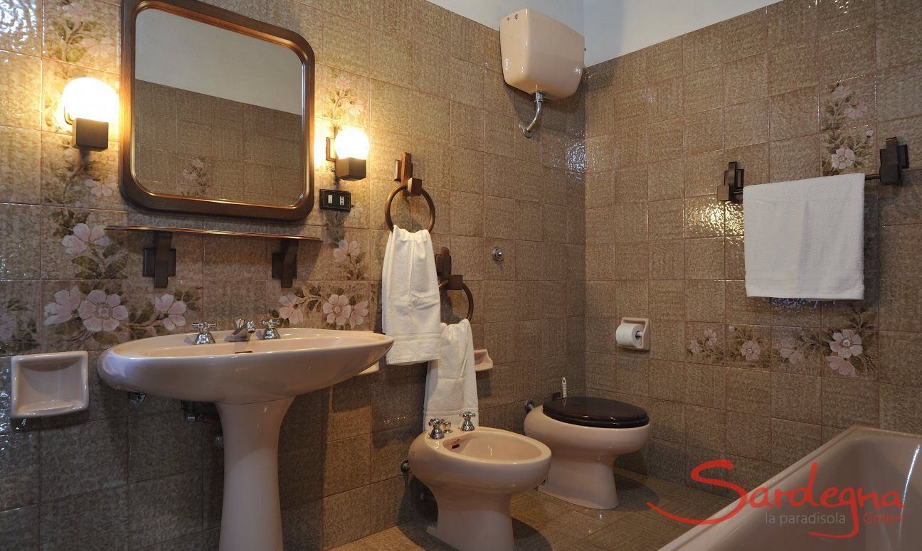 Charmantes Badezimmer 2 mit Badewanne und Bidet