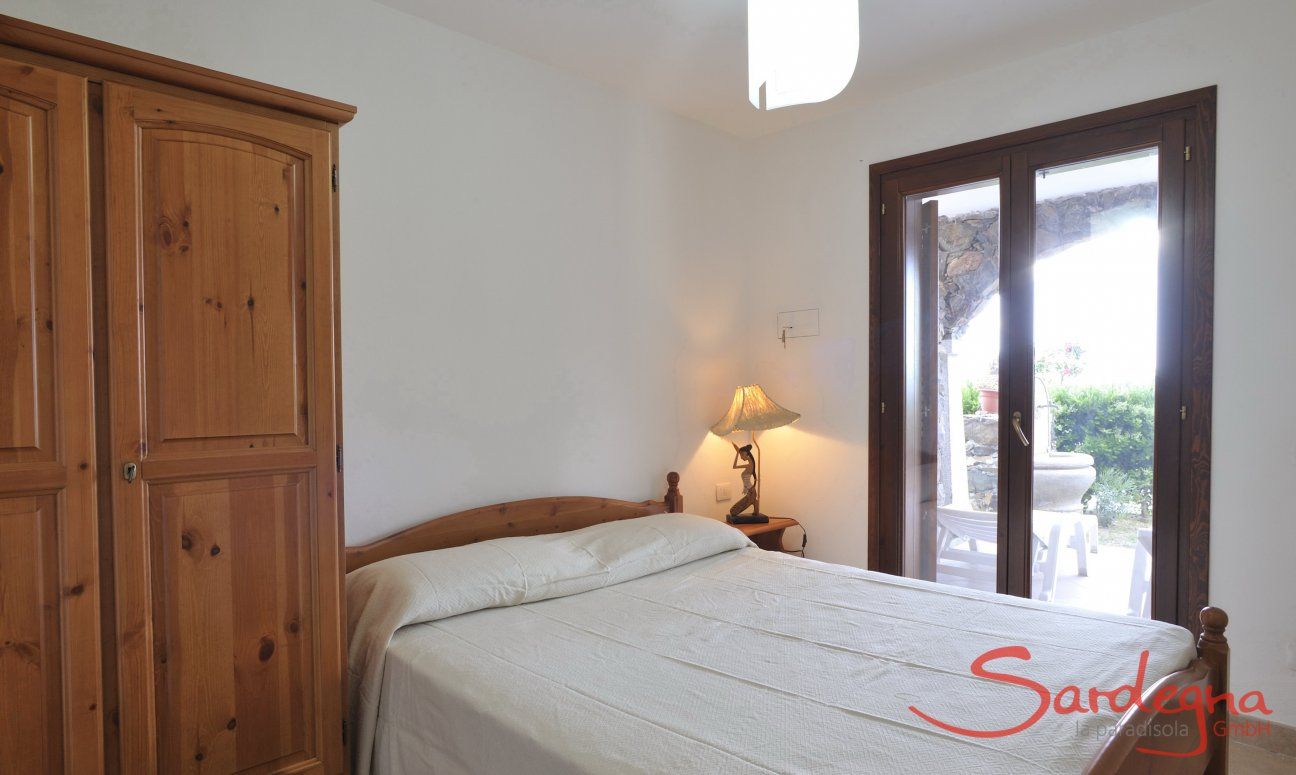 Apartment Castededdu 8 | Schlafzimmer 2 mit Doppelbett und Terrassenzugang Schlafzimmer 2 mit Doppelbett und Terrassenzugang