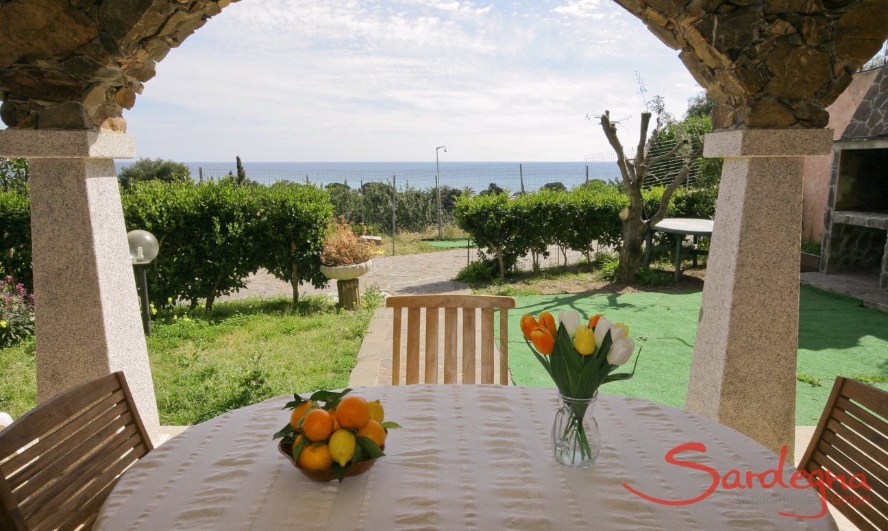 Apartment Castededdu 8 | Terrasse mit Blück auf den Garten Terrasse mit Blück auf den Garten