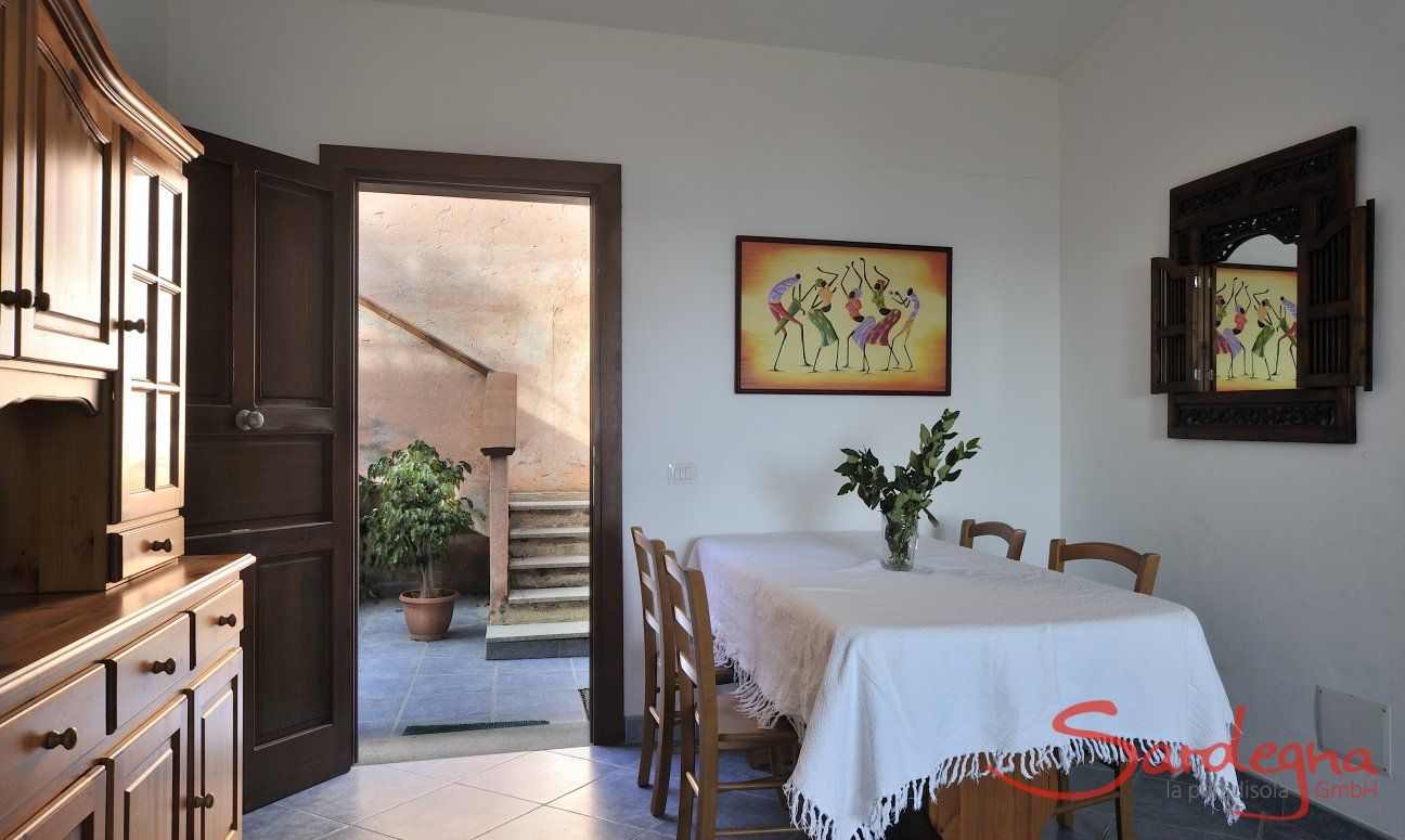 Apartment Castededdu 7 | Wohnbereich mit Esstisch, Küche und Couch Castededdu 7