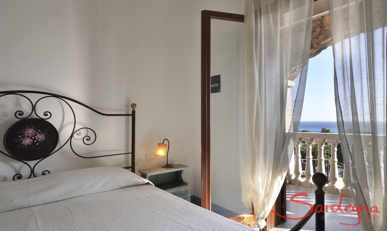 Apartment Castededdu 7 | Schlafzimmer 1 mit Doppelbett und Meerblick Schlafzimmer 1 mit Doppelbett und Meerblick