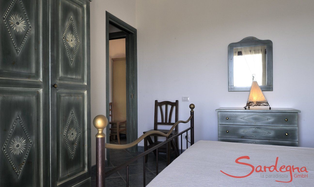 Apartment Castededdu 6 | Schlafzimmer 1 mit Doppelbett und Stauraum Schlafzimmer 1 mit Doppelbett und Stauraum