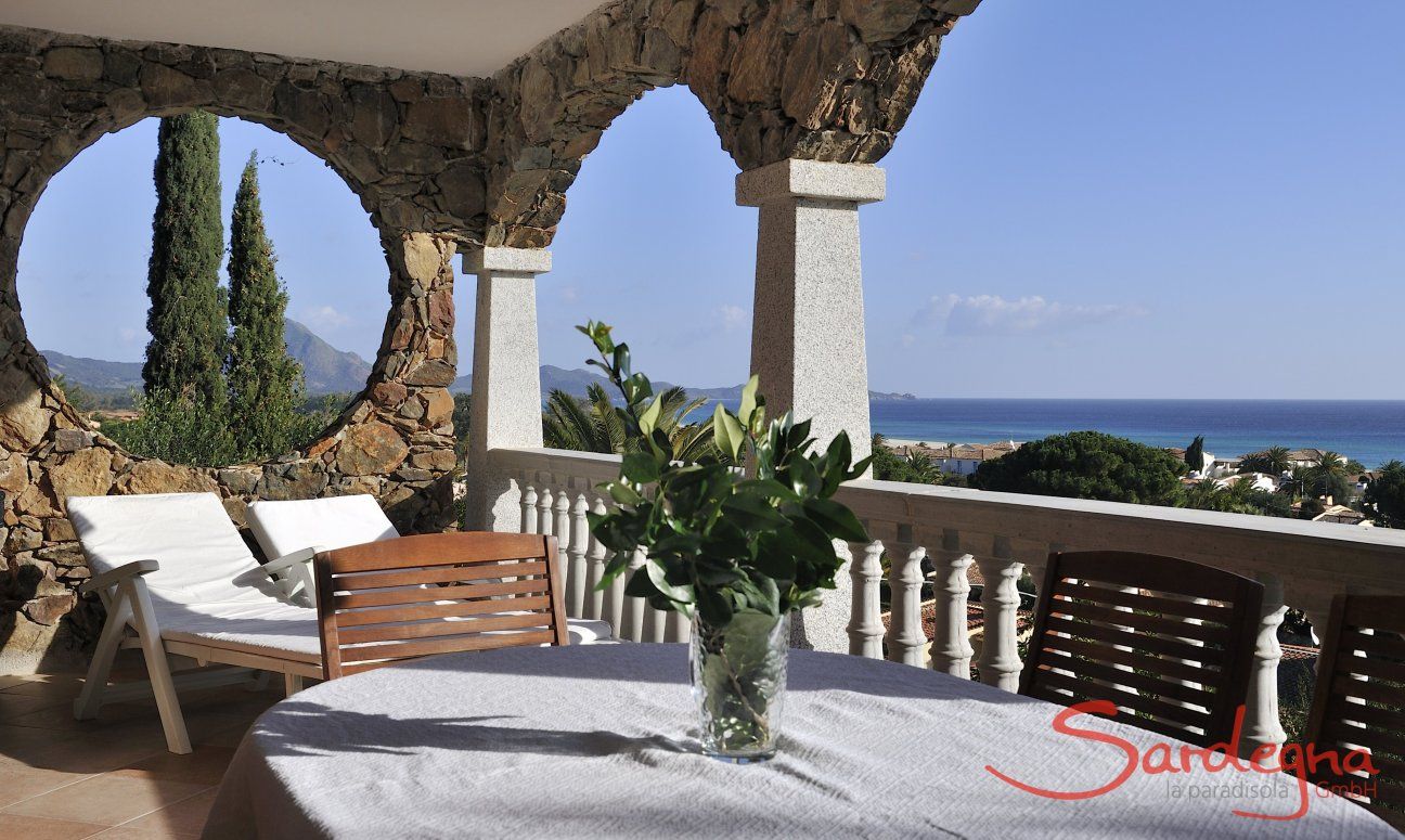 Apartment Castededdu 6 | Essplatz auf der Terrasse mit Meerblick Casteddu 7