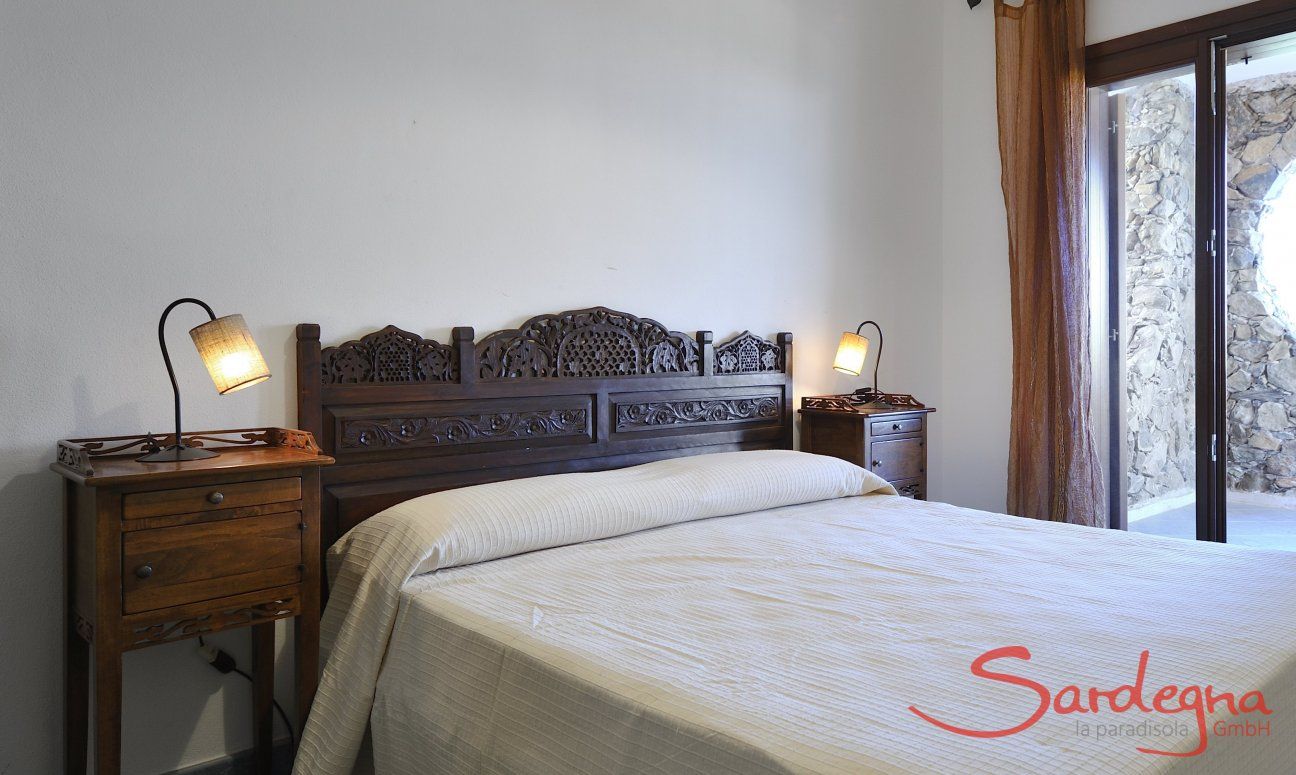 Apartment Castededdu 7 | Schlafzimmer 2 mit Doppelbett und Zugang zum Hof Schlafzimmer 2 mit Doppelbett und Zugang zum Hof