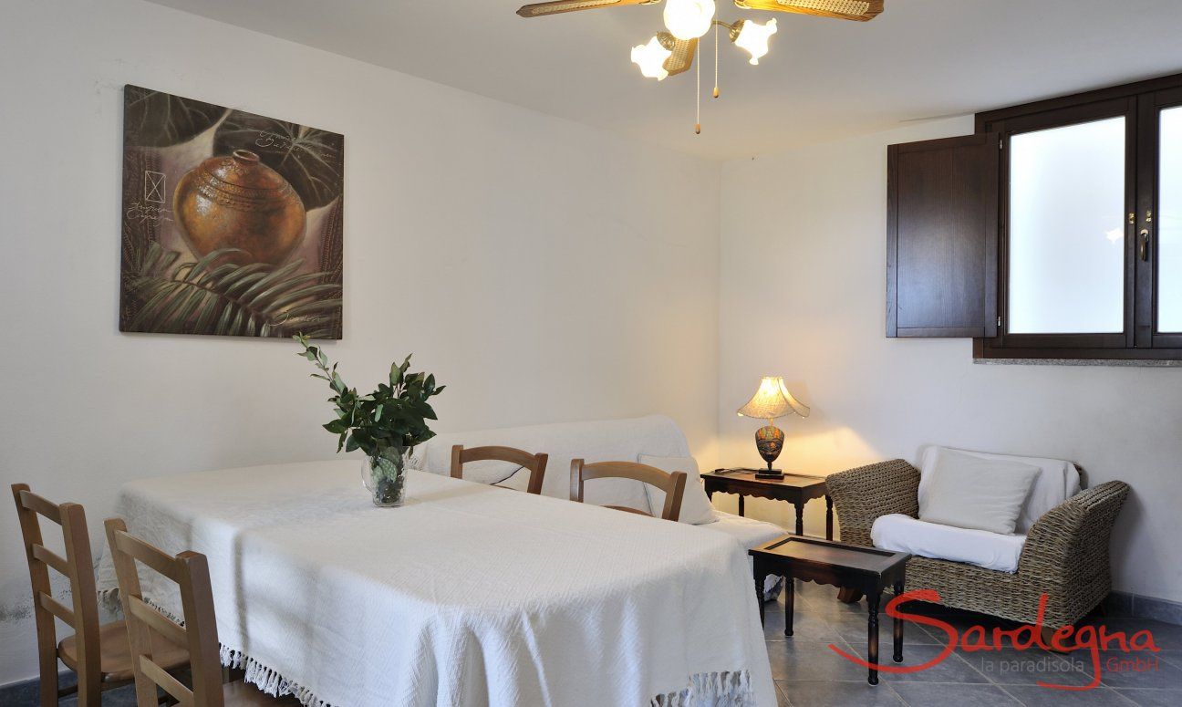 Apartment Castededdu 8 | Wohnbereich mit Sofaecke und Esstisch Wohnbereich mit Sofaecke und Esstisch