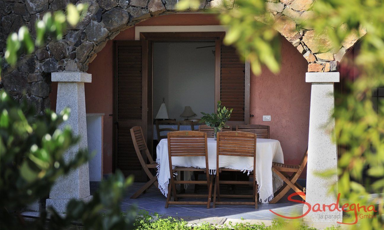 Apartment Castededdu 8 | Esstisch unter der Pergola Esstisch unter der Pergola