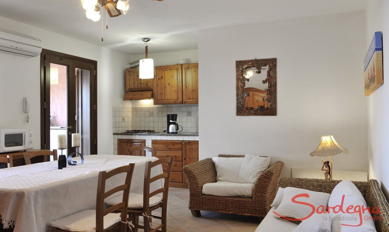Apartment Castededdu 9 | Wohnbereich mit Esstisch, Sofaecke und Küche Wohnbereich mit Esstisch, Sofaecke und Küche