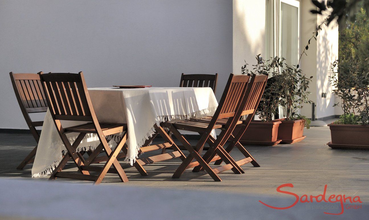 Apartment Cala Liberotto I | Sitzplatz auf der modernen Terrasse Sitzplatz auf der modernen Terrasse
