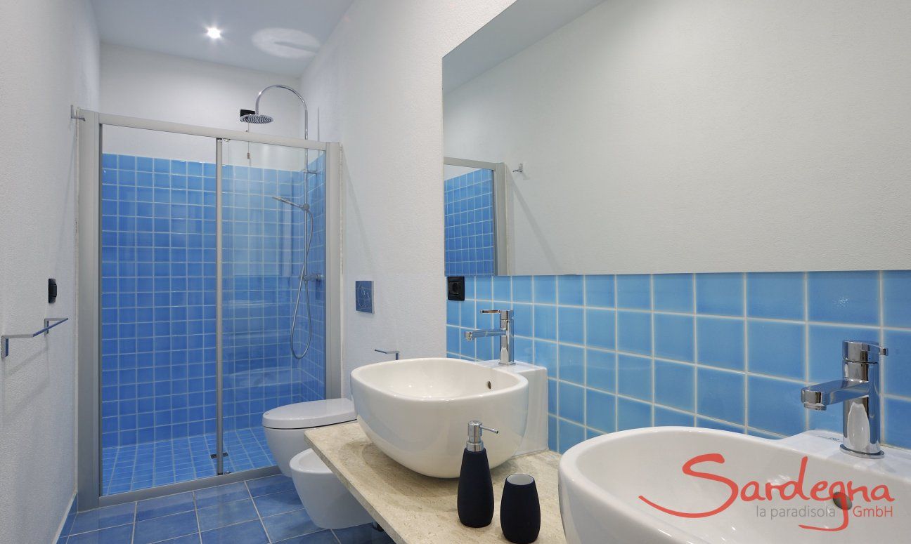 Apartment Cala Liberotto I | Badezimmer 2 mit Dusche und zwei Waschbecken Badezimmer 2 mit Dusche und zwei Waschbecken