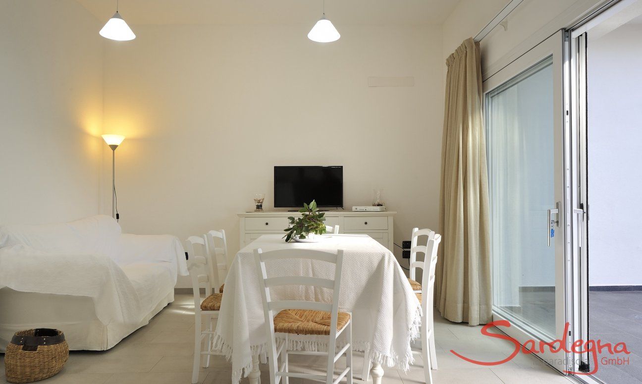 Apartment Cala Liberotto I | Helles Wohnzimmer mit Terrassenzugang Helles Wohnzimmer mit Terrassenzugang