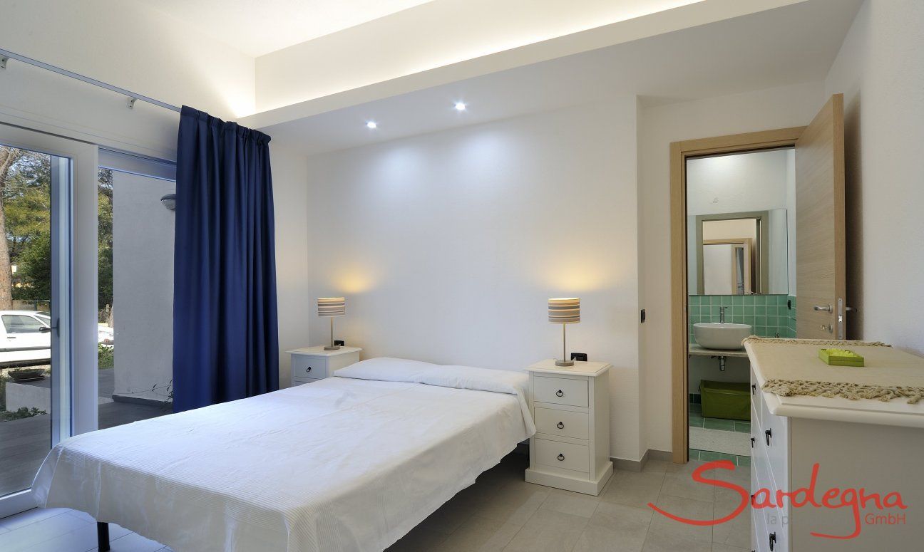 Apartment Cala Liberotto I | Schlafzimmer 1 mit Doppelbett und ensuite-Badezimmer Schlafzimmer 1 mit Doppelbett und ensuite-Badezimmer