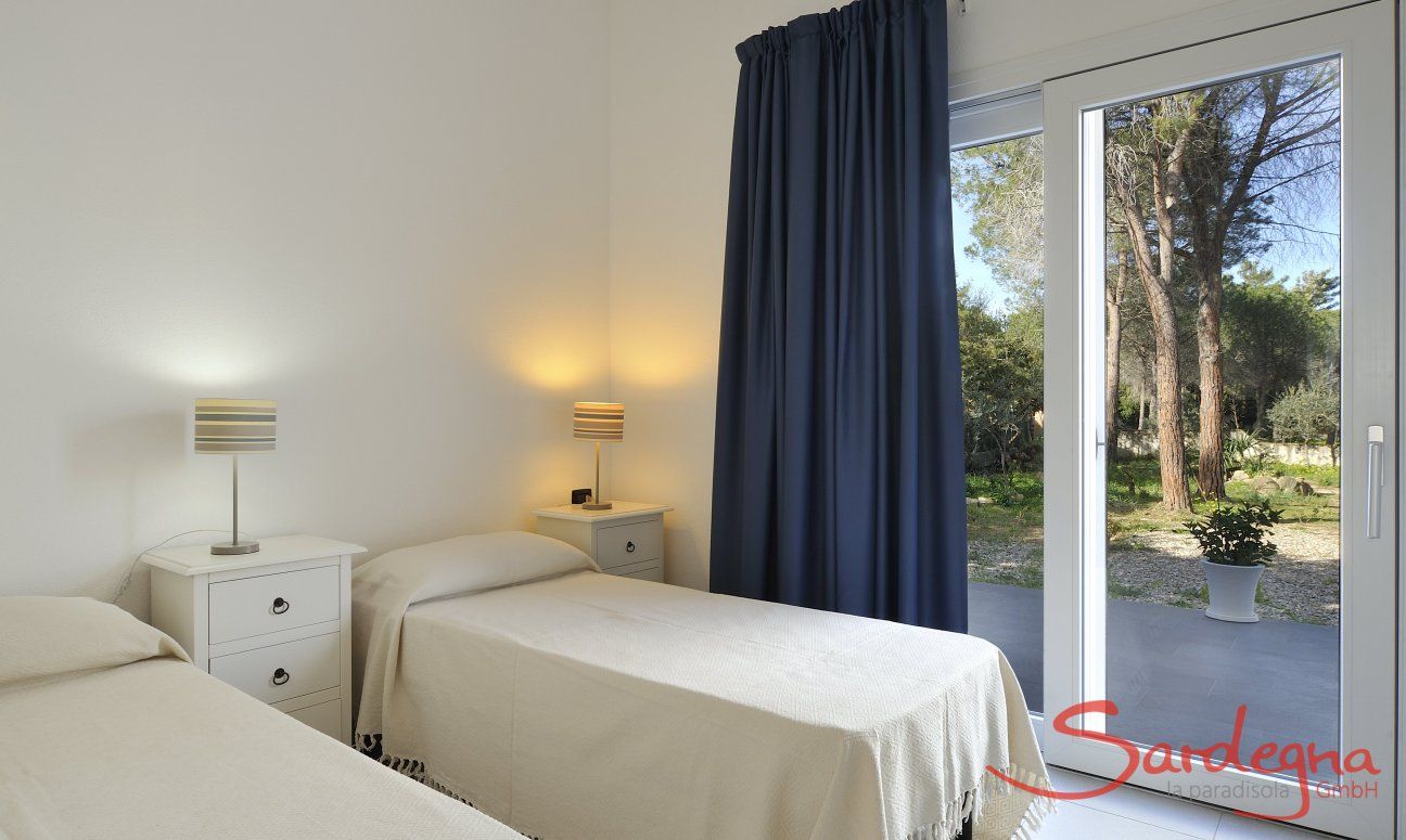 Apartment Cala Liberotto I | Schlafzimmer 2 mit Einzelbetten und Gartenzugang Schlafzimmer 2 mit Einzelbetten und Gartenzugang