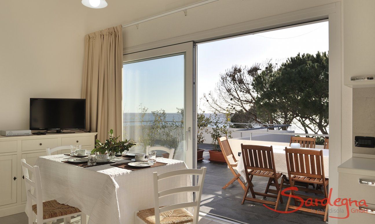 Apartment Cala Liberotto II | Essbereich innen und außen Essbereich innen und außen
