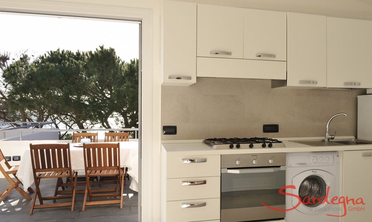 Apartment Cala Liberotto II | Helle Küche mit direktem Zugang zur Terrasse Helle Küche mit direktem Zugang zur Terrasse