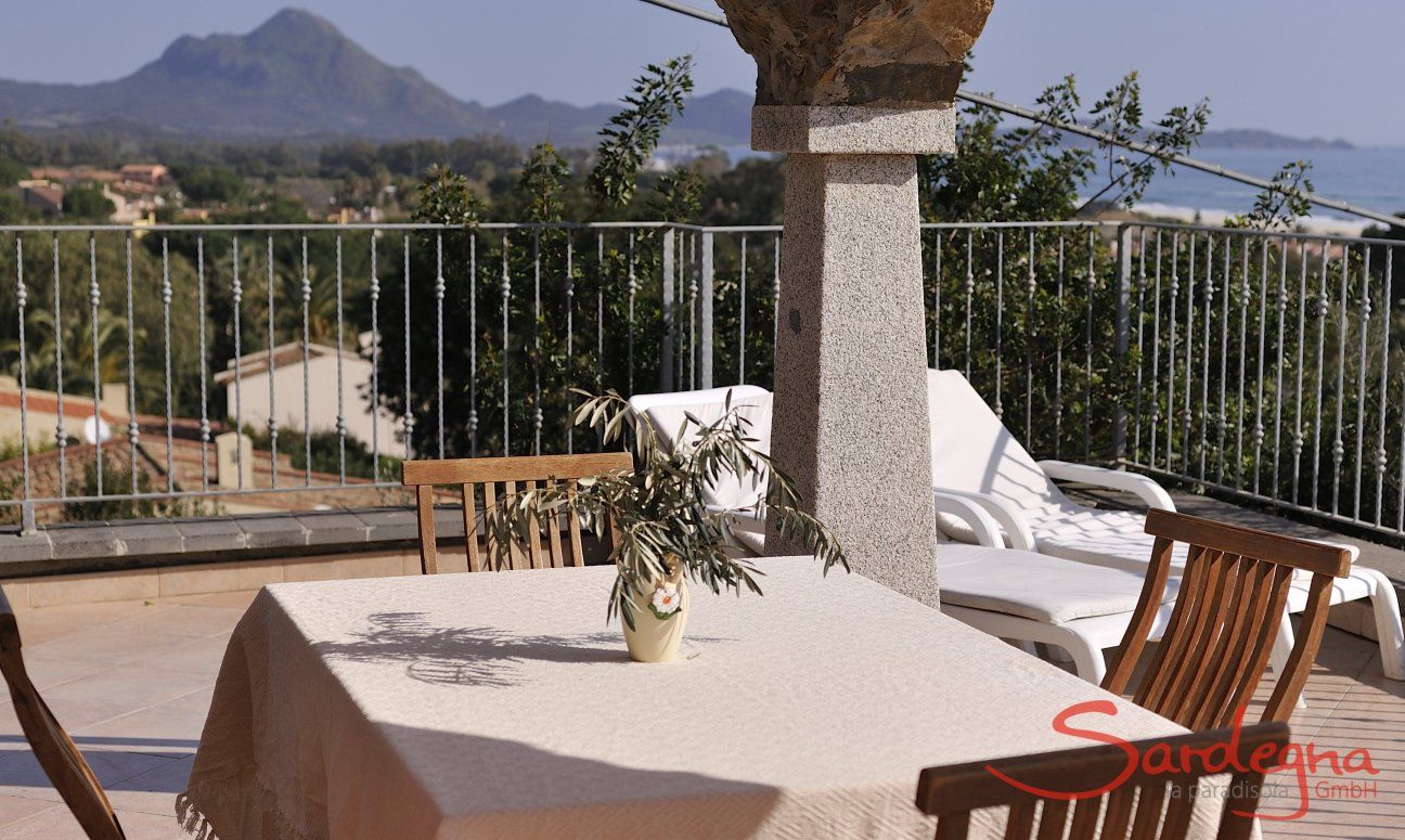 Apartment Castededdu 3 | Essbereich auf der Terrasse mit Meerblick Essbereich auf der Terrasse mit Meerblick