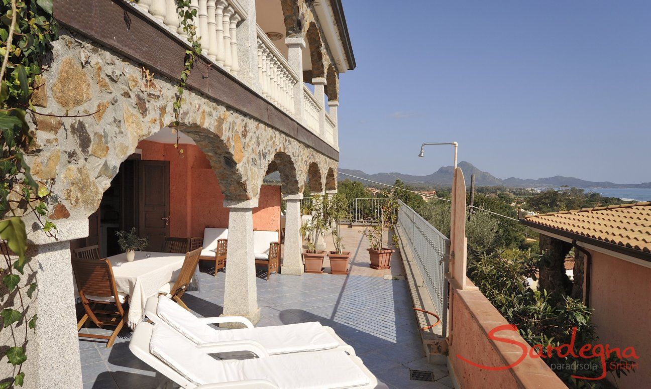 Apartment Castededdu 4 | Terrasse mit Sonnenliegen und Meerblick Terrasse mit Sonnenliegen und Meerblick
