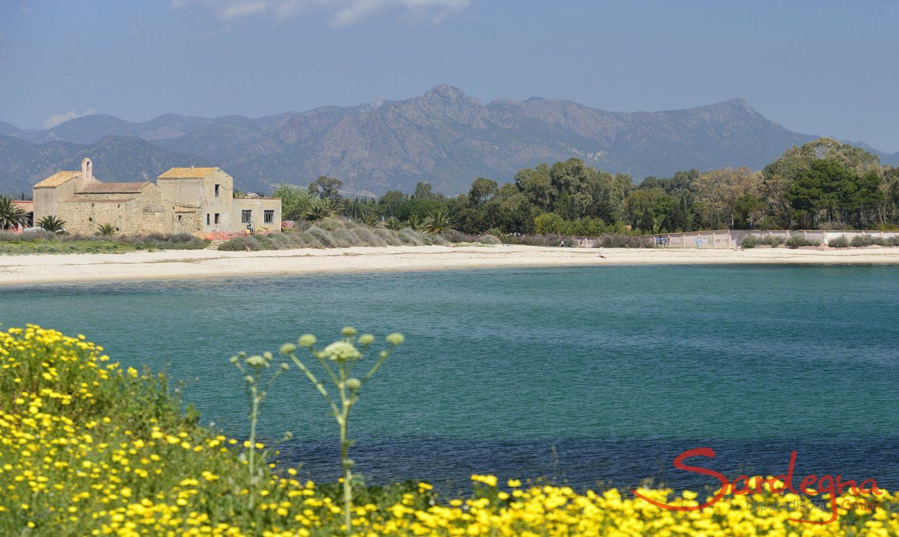 Strand von Nora bei Pula mit der Kirche Sant Efisio