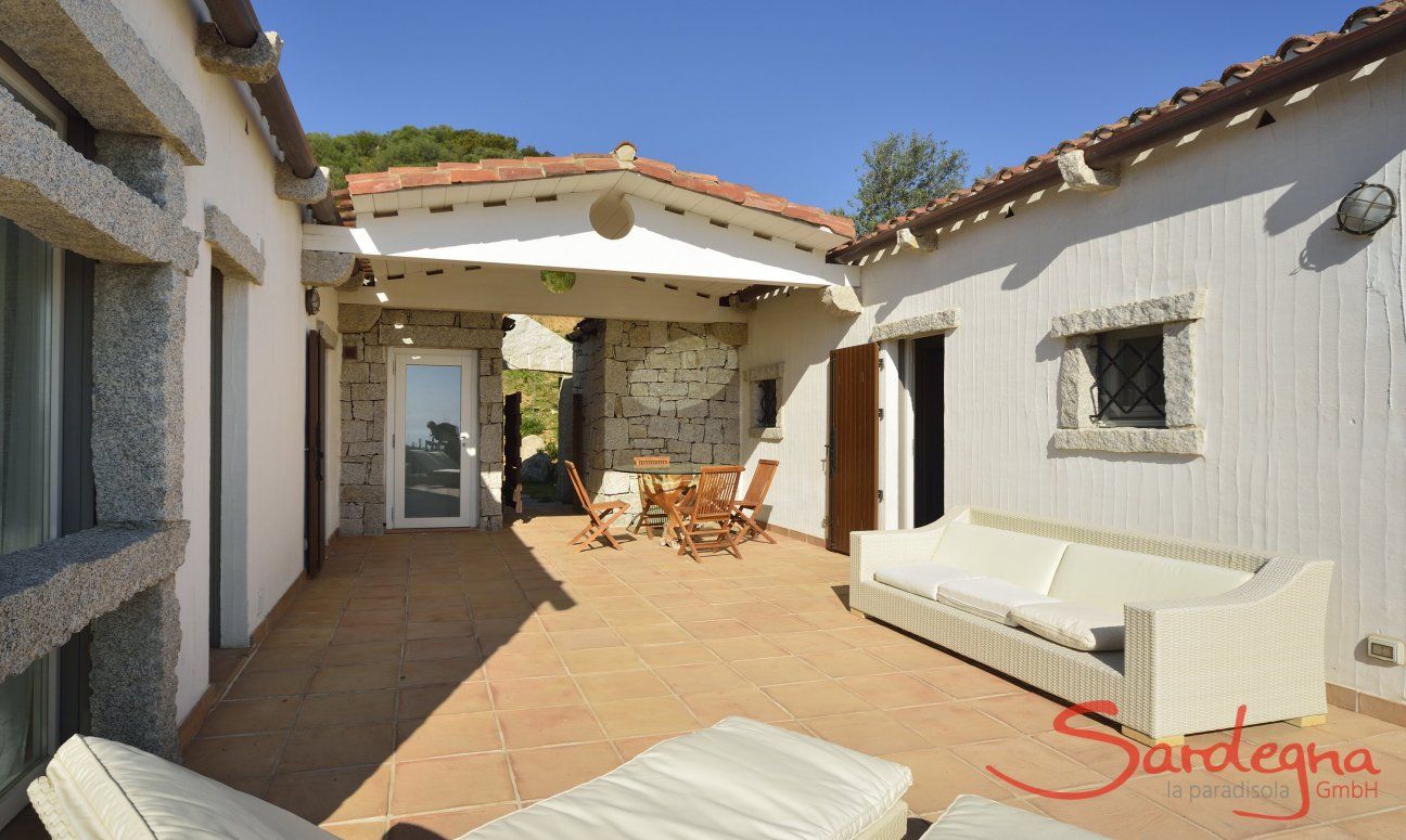 Li Conchi 25 | Der Innenhof mit Sofa, Sonnenliegen und Esstisch wird zum Wohnzimmer im Freien Li Conchi 25