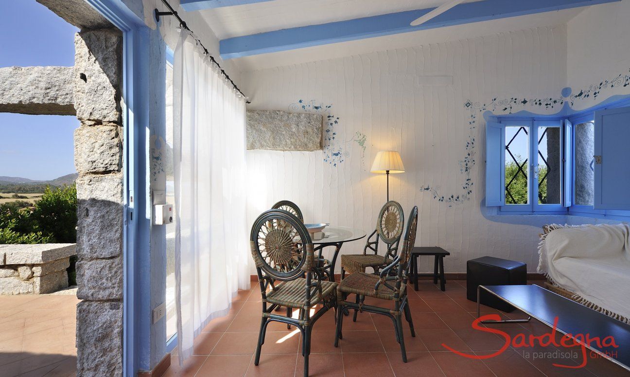 Wohnbereich mit Sofa und rundem Tisch mit Blick auf die Terrasse  Casa 20, Sant Elmo