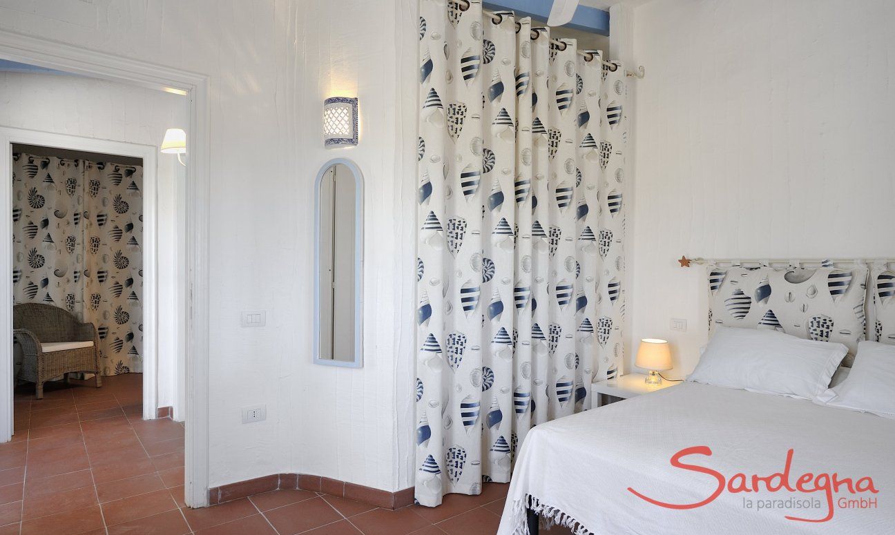 Schlafzimmer 1 mit Doppelbett und Stauraum 