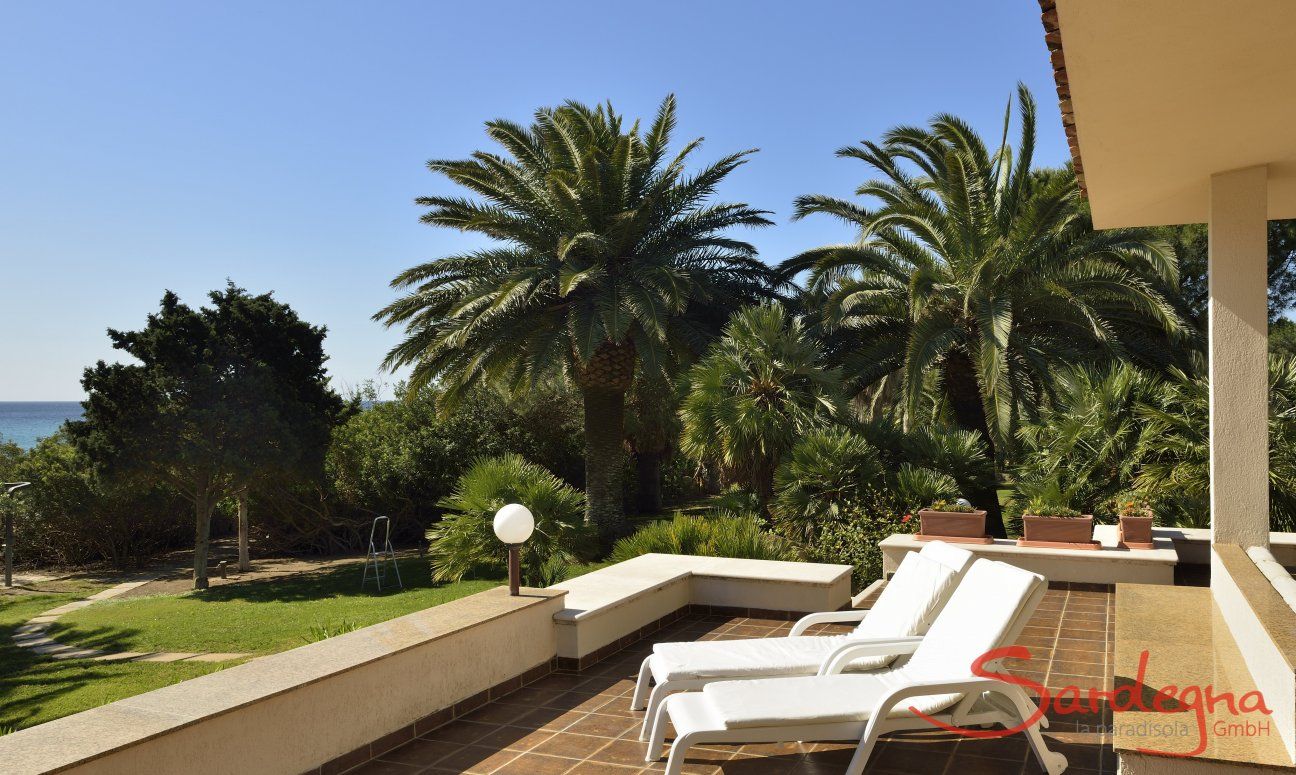 Villa Nautilus | Breite Terrasse mit Sonnenliegen Breite Terrasse mit Sonnenliegen