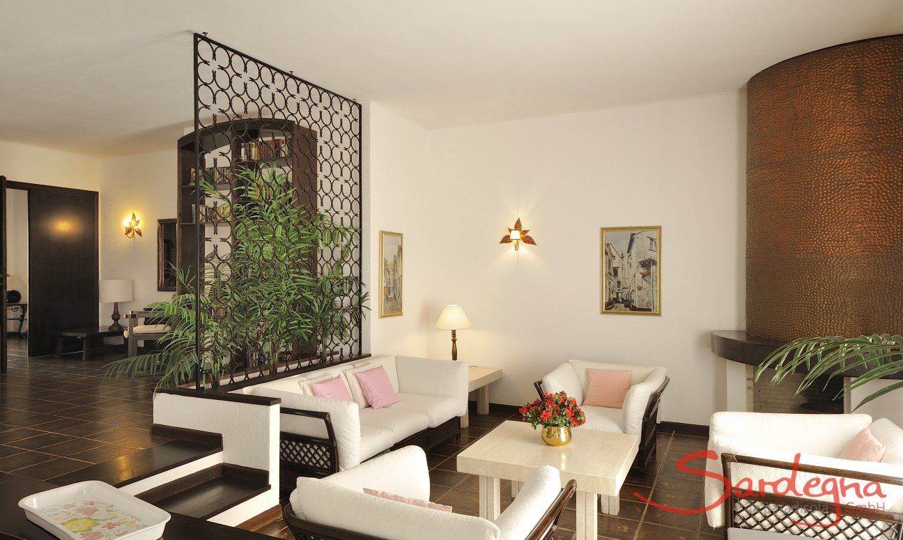 Villa Nautilus | Wohnzimmer mit großer Sofa-Ecke Modernes Wohnzimmer mit großer Sofa-Ecke