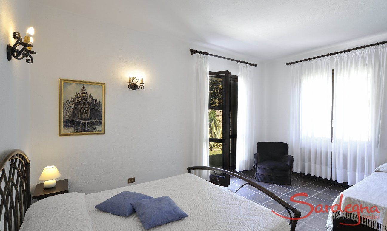 Villa Nautilus | Schlafzimmer 3 mit Doppelbett, Zustellbett und Gartenzugang Schlafzimmer 2 mit Doppelbett, Zustellbett und Gartenzugang