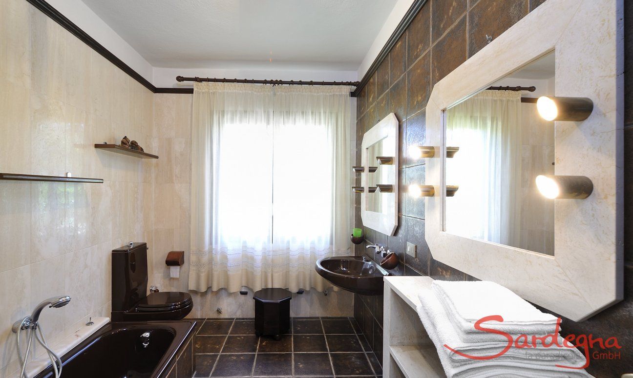 Villa Nautilus | Badezimmer 2 mit Badewanne Modernes Badezimmer 1 mit Badewanne