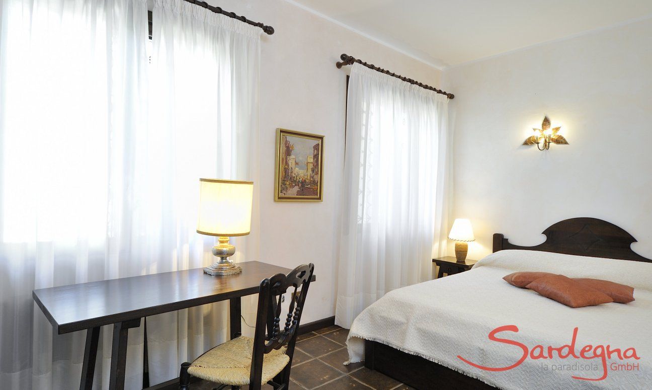 Villa Nautilus | Schlafzimmer 2 mit Doppelbett und Ablagetisch Schlafzimmer 1 mit Doppelbett und Ablagetisch