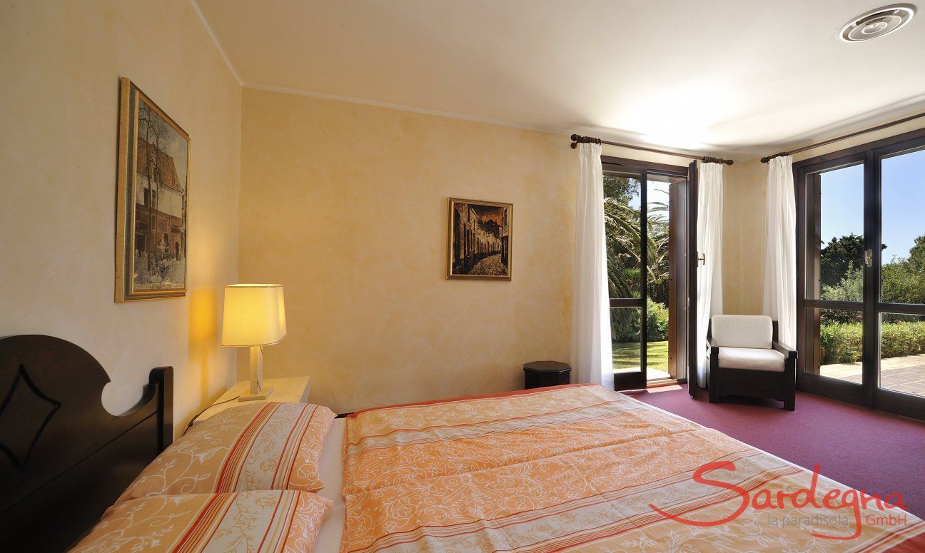 Villa Nautilus | Masterbedrooum mit Zugang zum Garten Schlafzimmer