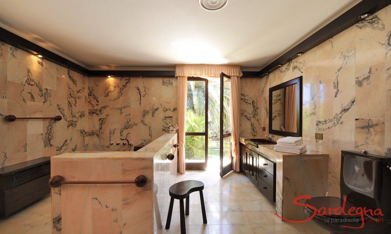 Villa Nautilus | Masterbad in rosa Marmor Sardinien