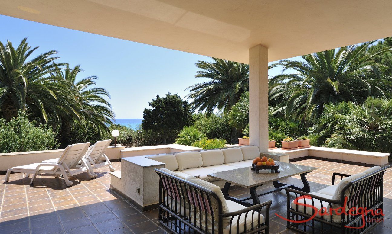 Villa Nautilus | Terrasse mit großem Loungebereich und Blick auf den Garten Terrasse mit großem Loungebereich und Blick auf den Garten