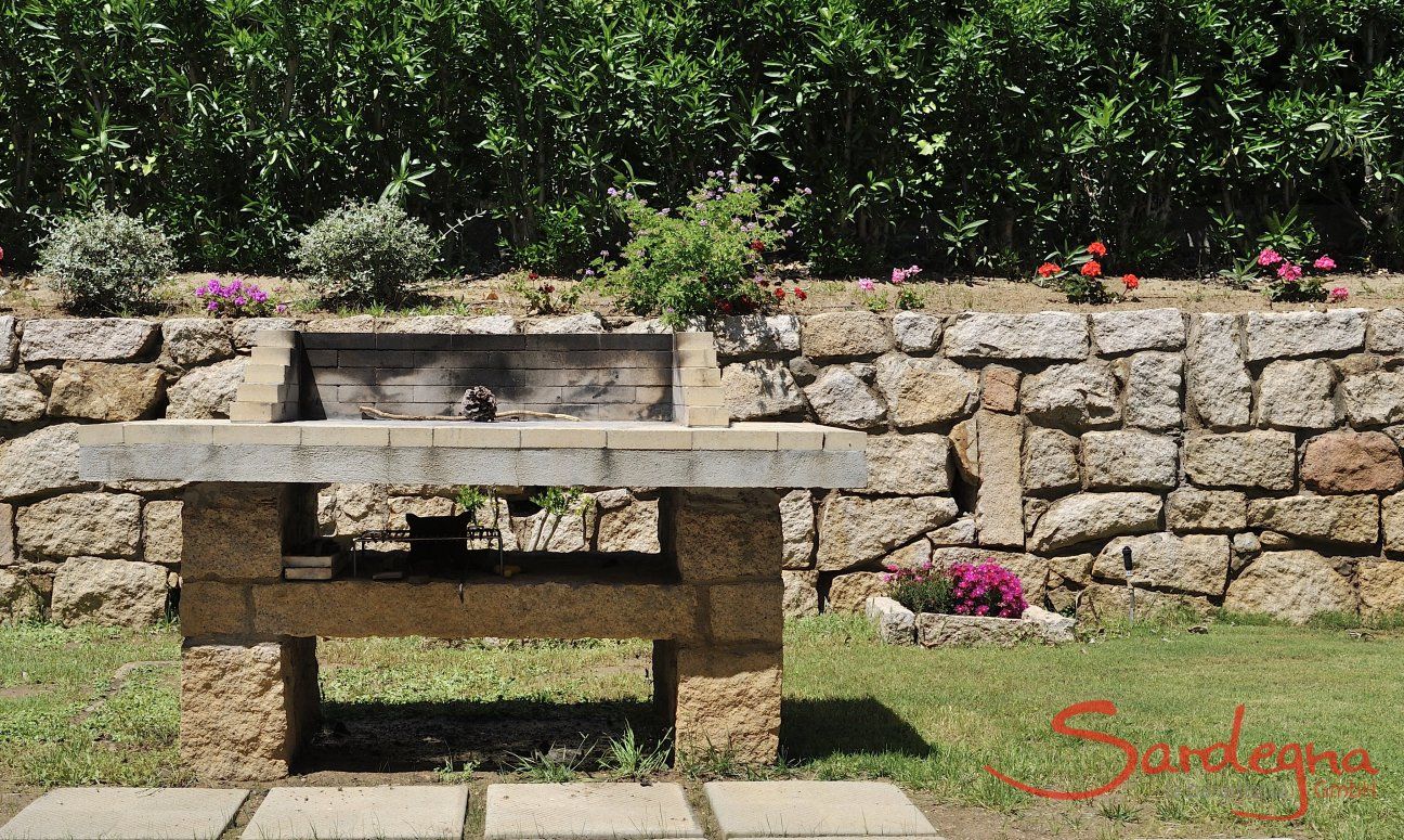 Villa Nautilus | Aussengrill aus Stein im Garten vor der Küche Aussengrill aus Stein im Garten