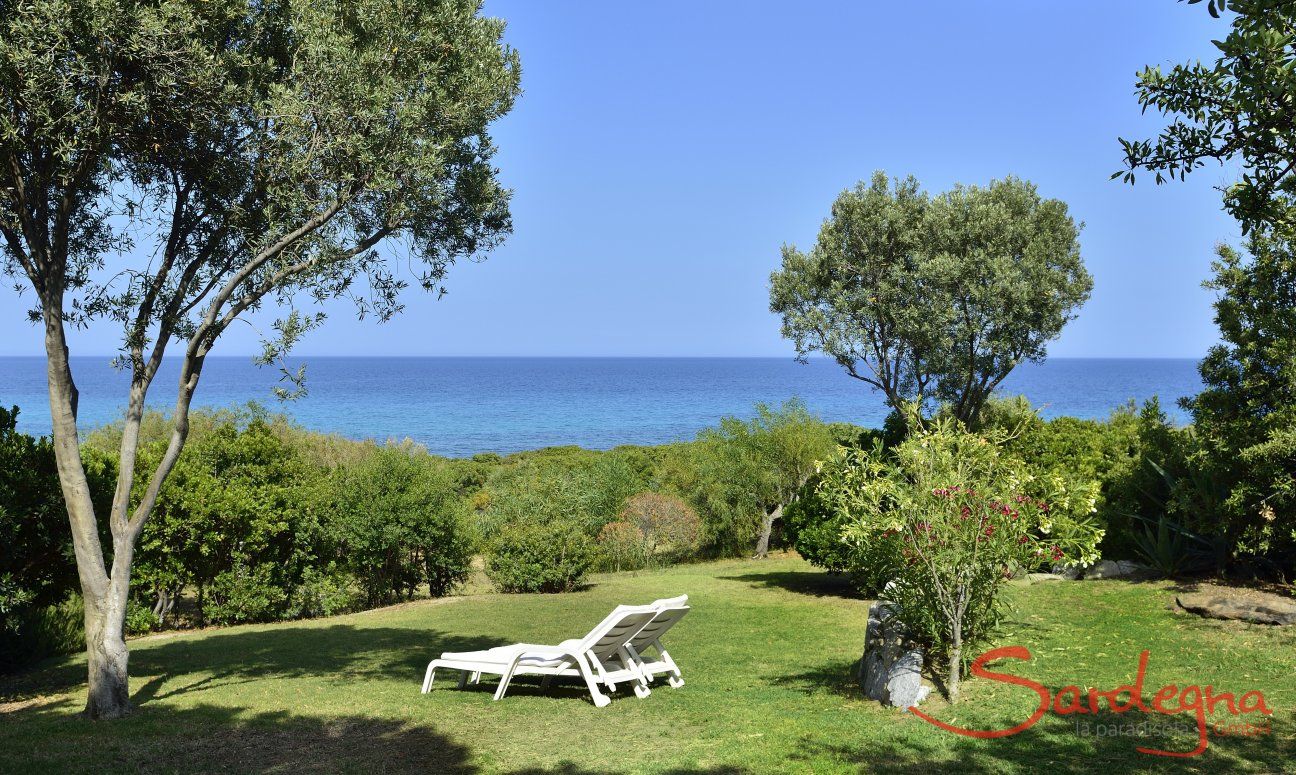 Groß angelegter Garten mit Blick auf das türkisfarbene Meer 