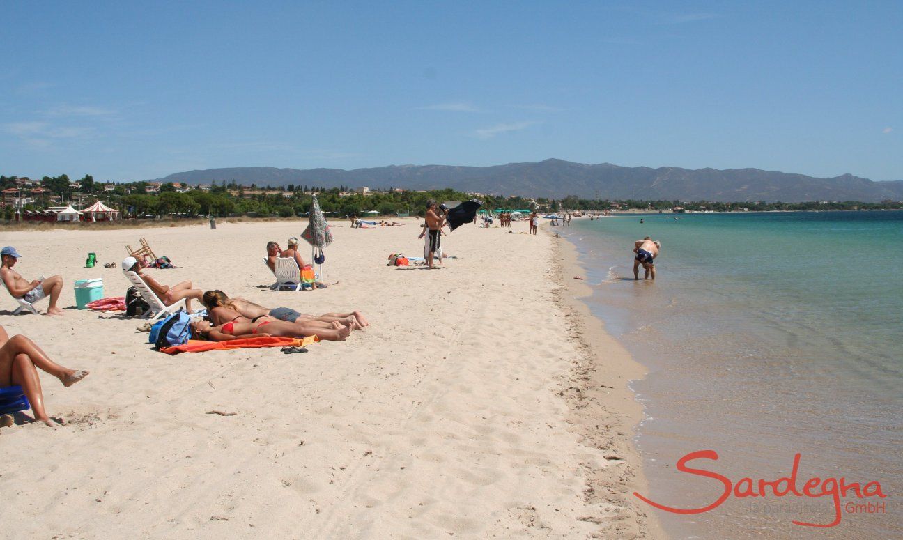 Badegäste am weißen Sandstrand Poetto bei Cagliari